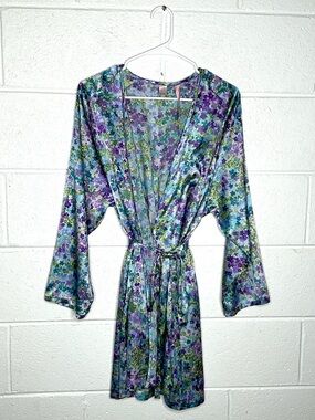 < Y2K Victoria’s Secret Dainty Floral Pattern Robe >